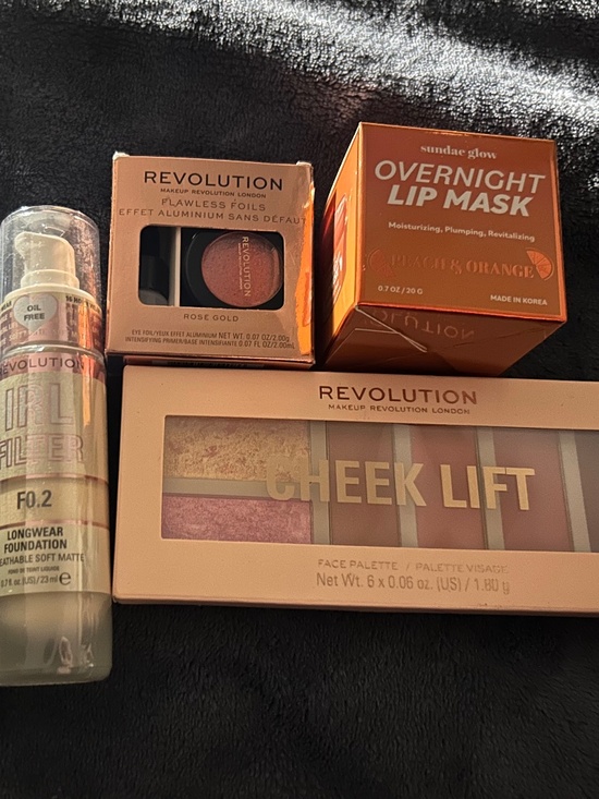 Makeup Revolution London Makeup Gift Bundle - Picture 1 of 4